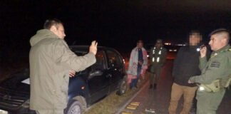 Transportaba once paquetes con cocaína acondicionados dentro de las puertas de su vehículo