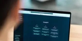 Nunca más te quedarás sin ideas: esta IA gratuita saca tu lado más creativo mientras escribes