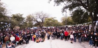 Una multitud en la tradicional “Fiesta de la Empanada” en la plaza de Choya