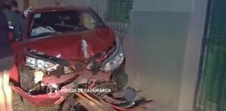 En Fray Mamerto Esquiú: chocó contra un poste de luz