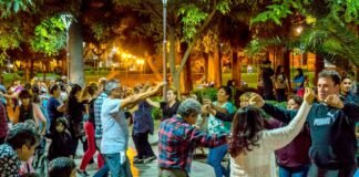 Canto y danza en la Plaza 25 de Mayo para celebrar el Día Mundial Del Folklore