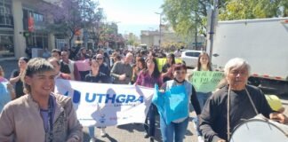 Fuerte marcha de empleados de el bar Caravatti en plaza 25 de Mayo