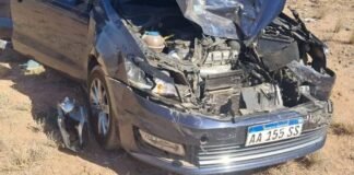 Imprudencia en la ruta: intentó sobrepasar a dos vehículos y terminó volcando