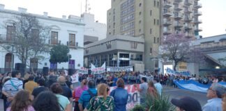 Con fuertes críticas al gobernador Jalil, trabajadores estatales marcharon nuevamente exigiendo salarios dignos