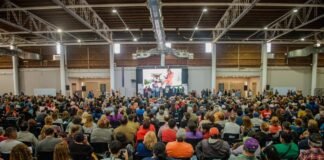 El Gobernador entregó tablets a adultos mayores, emprendedores y estudiantes