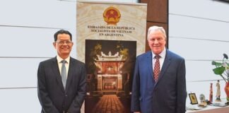 Dusso estuvo junto al embajador de Vietnam