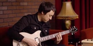 Jeff Schroeder, guitarrista de Smashing Pumpkins, dejó la banda