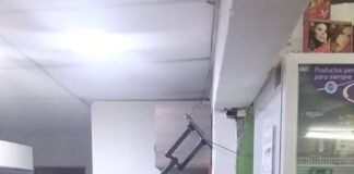 Roban y causan daños en un kiosco del norte capitalino