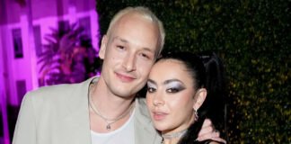 Charli XCX se comprometió con el baterista de The 1975