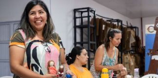 Con gran interés, iniciaron los talleres de cerámica, fieltro e hilado en fibra de vicuña