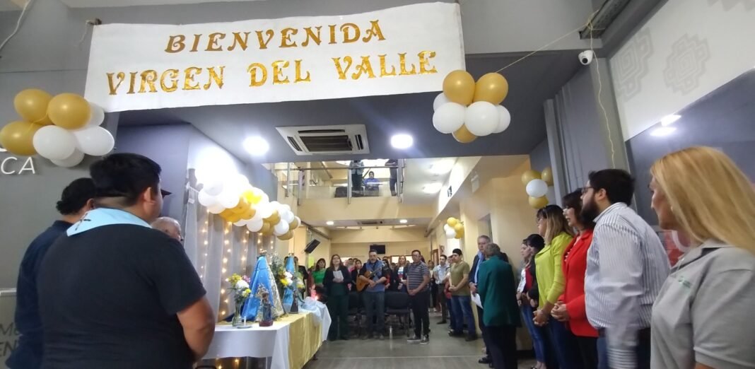 Emotiva bienvenida a la Madre del Valle en la Caja de Créditos y Prestaciones