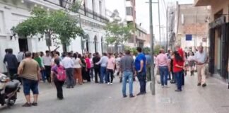 Empleados judiciales cortaron calle República y se volvio un caos vehicular