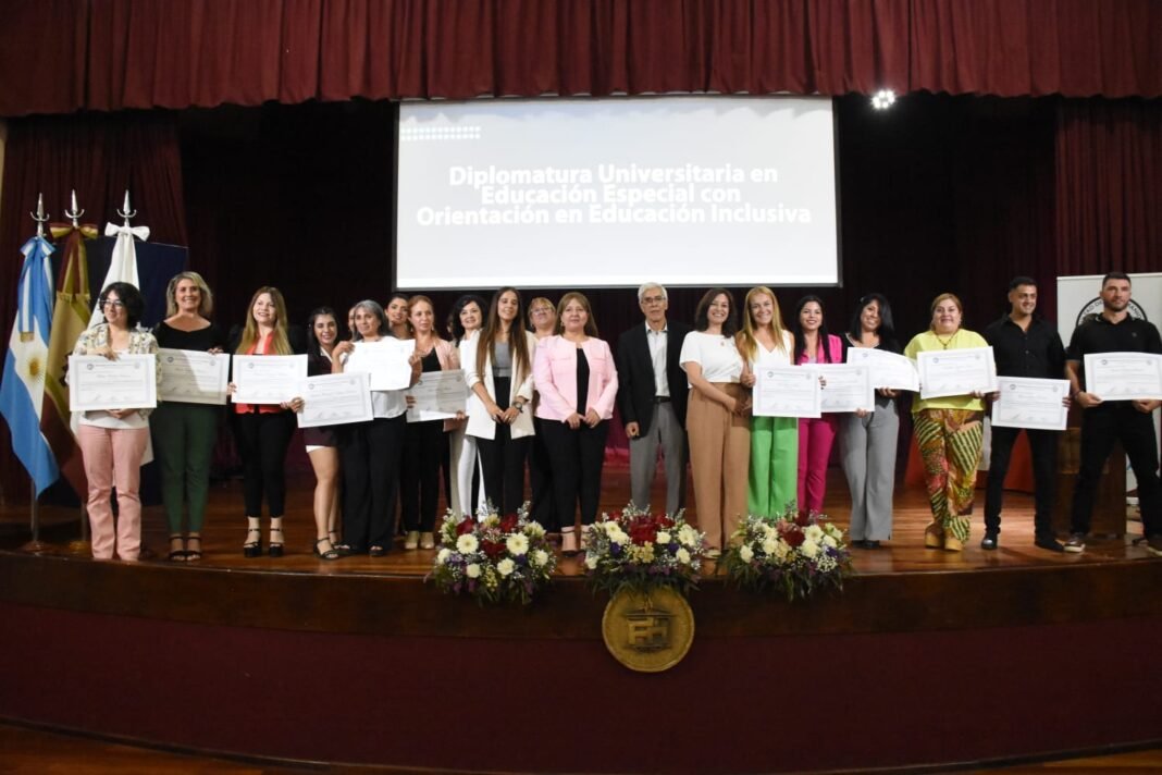 Facultad de Humanidades: docentes municipales recibieron su diploma