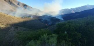 Arduas tareas para controlar el incendio forestal en Ambato