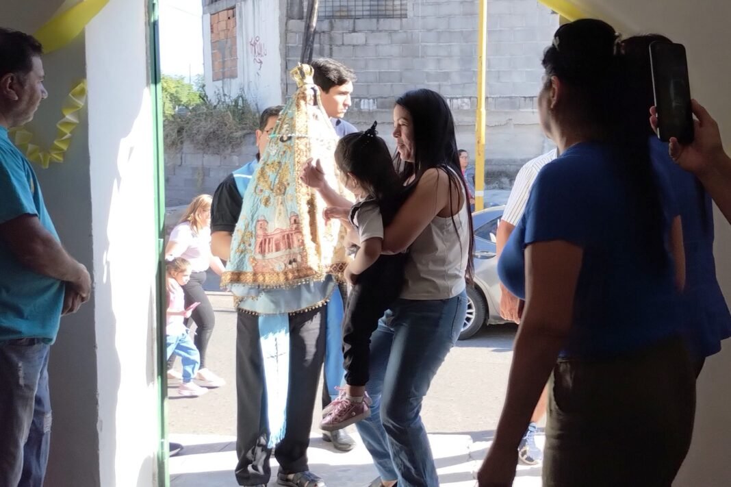 Los vecinos del barrio Marcos Avellaneda reciben a la Virgen