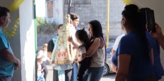 Los vecinos del barrio Marcos Avellaneda reciben a la Virgen