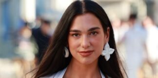Dua Lipa invitó a sus fans a un chat con mensajes de texto