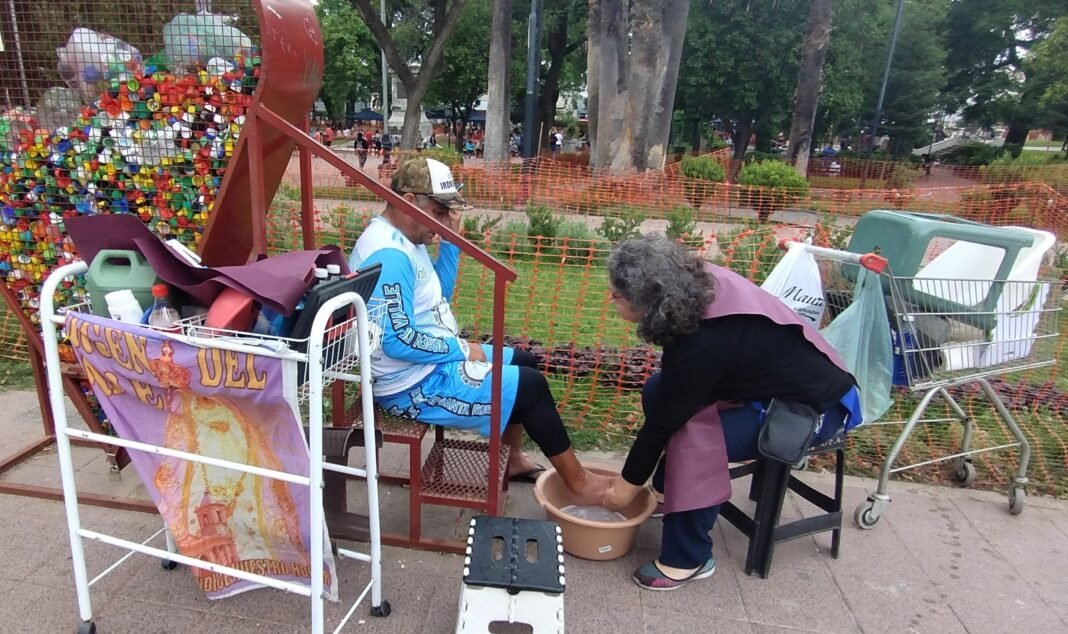 El valioso servicio del lavado de los pies de los peregrinos