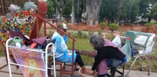 El valioso servicio del lavado de los pies de los peregrinos