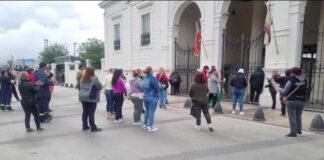 MANIFESTACIÓN FRENTE AL PALACIO MUNICIPAL POR PASES A PLANTA PERMANENTE