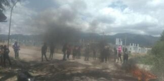 Dieron de baja a 200 becados en Belén y hay corte de ruta pidiendo reincorporación