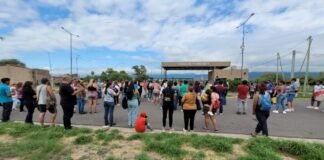 Docentes autoconvocados se manifestaron frente a Casa de Gobierno por aumento Salarial