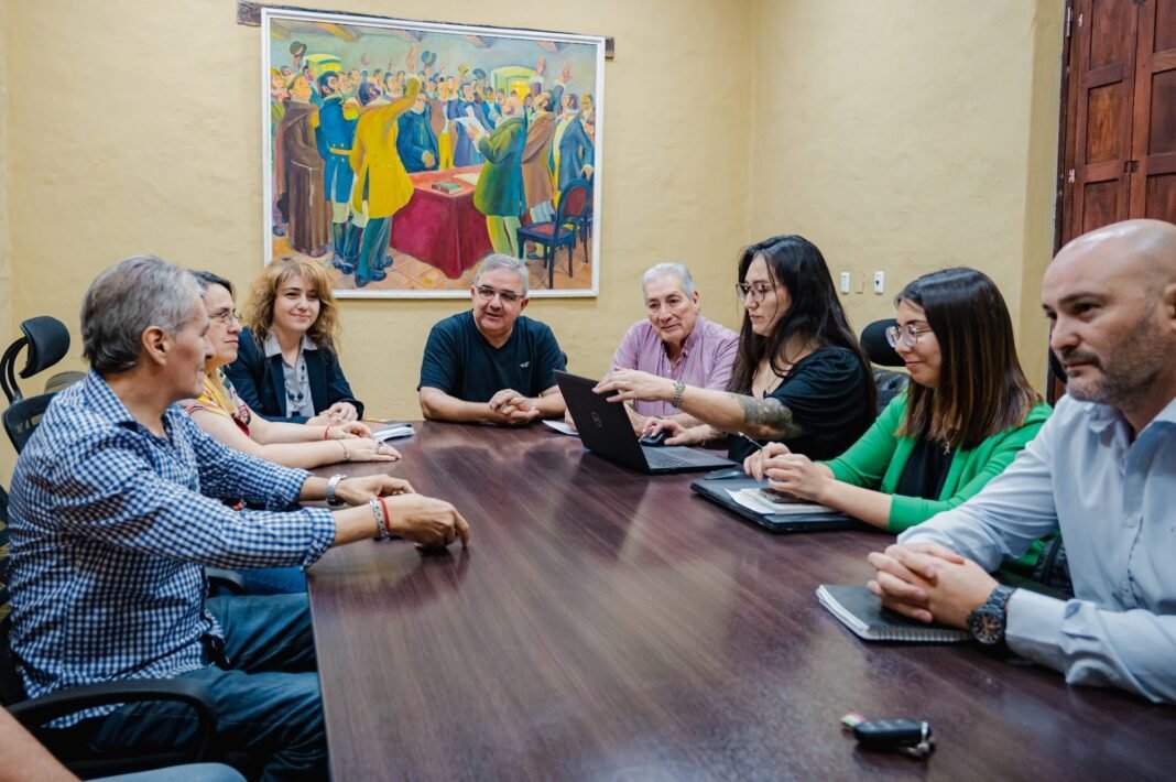 El Gobierno acordó aumento y una bonificación extraordinaria de $40