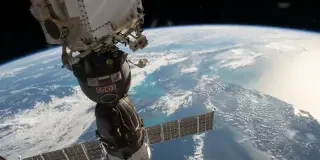 La última y espectacular imagen del espacio: así es la Tierra brillando contra el oscuro universo