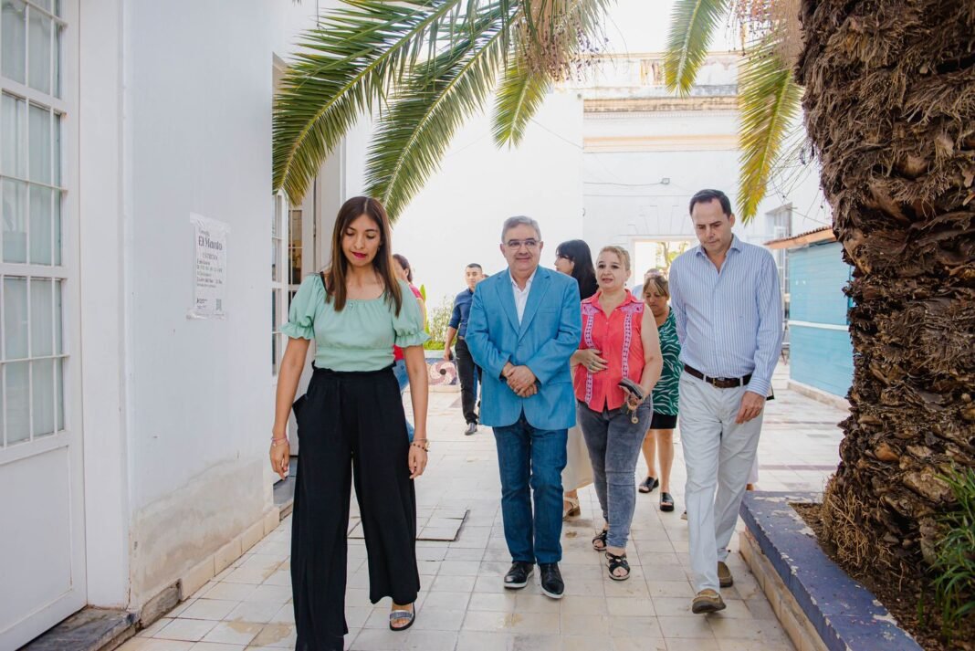 Raúl Jalil recorrió y supervisó trabajos en escuelas de Capital