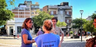 Gran cantidad de turistas recorren la Gruta de la Virgen y la Catedral Basílica