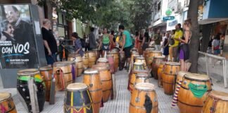 Histórica llamada de candombe en la peatonal Rivadavia