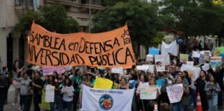 Masiva marcha en defensa de la educación pública de los catamarqueños