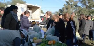 Productores y emprendedores locales se preparan para una feria fija en la Capital