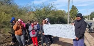 200 personas del ex Potenciar trabajo continuan con acampe frente a Casa de Gobierno