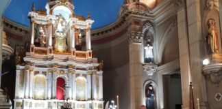 El Obispo celebró los 42 años de vida sacerdotal a los pies de la Virgen