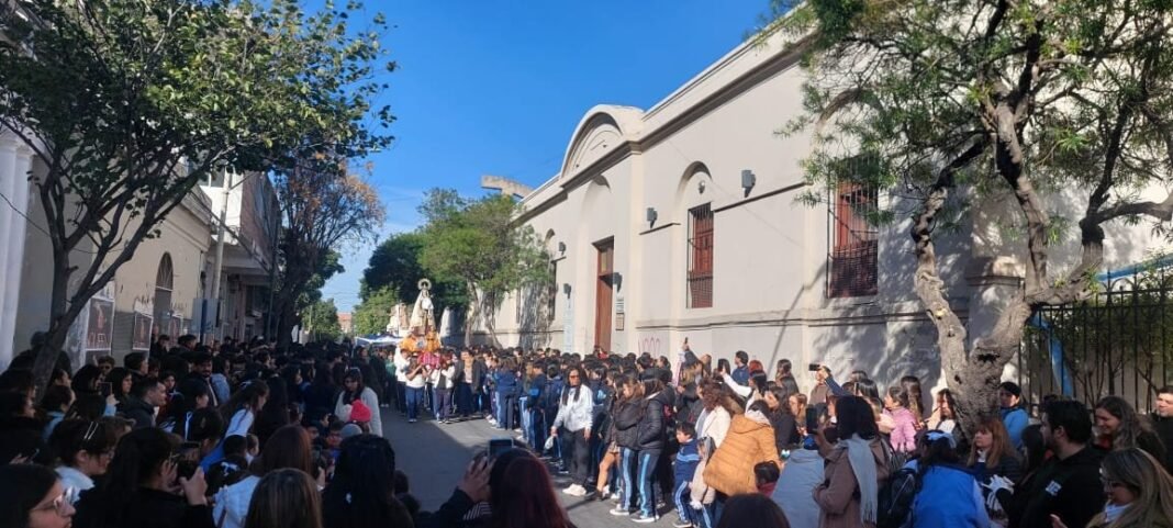 Alumnos del Colegio del Carmen honraron a su Santa Patrona
