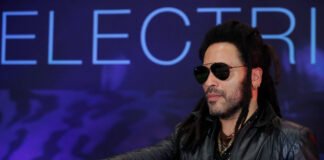 En pleno show Lenny Kravitz atendió una videollamada