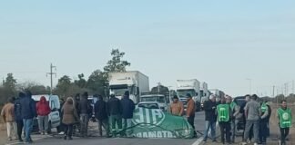 Trabajadores municipales de Quirós cortan la ruta en reclamos de incrementos Salariales