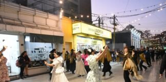Intervención callejera del Ballet Folclórico Universitario