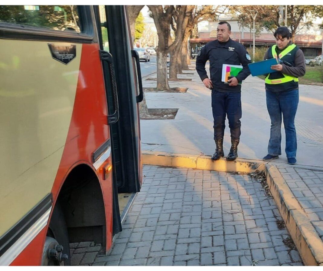 Operativo de control y alcoholemia: retienen unidad de transporte y multan a conductor por falta de licencias