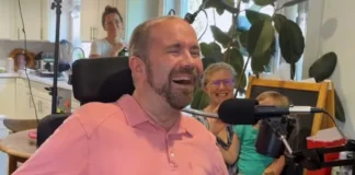 Un hombre con ELA vuelve a hablar gracias un chip cerebral: "Mi hija está muy orgullosa de que su padre sea un robot"