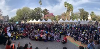 Alegre y colorida peregrinación de los niños en homenaje a la Virgen