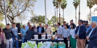 Entrega de insumos y semillas a productores de Los Altos