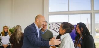 Entrega de plantillas para adultos mayores