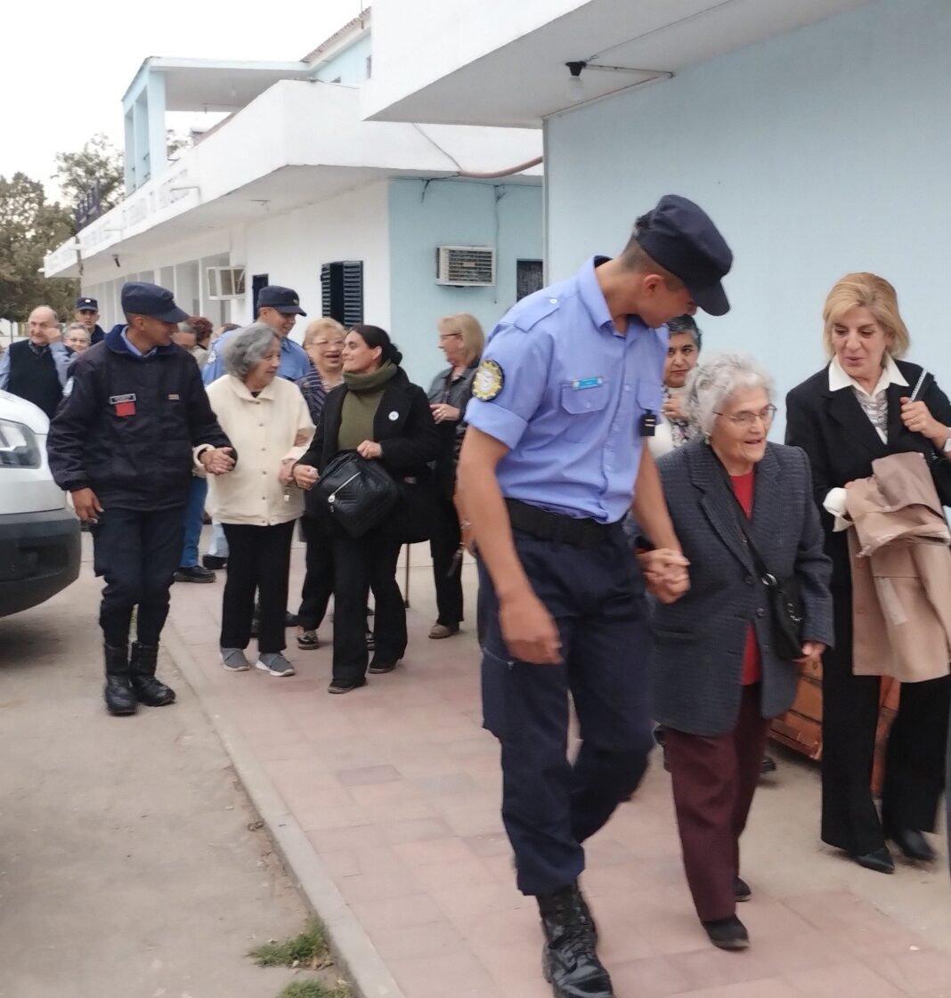 La Liga de Madres fue distinguida por la Policía de Catamarca en sus 72 años de vida