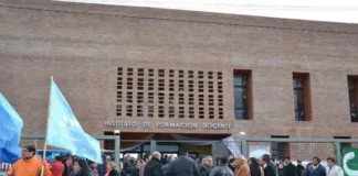 Egresados del IESF en Fiambalá reclaman que hace dos años que no le entregan los titulos oficiales en