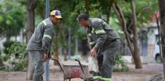 Gustavo supervisó avances en la plaza del barrio Eva Perón