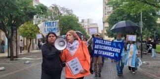 Los jubilados volvieron a marchar bajo una lluvia intensa en la capital