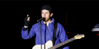 Nick Jonas abandona el escenario tras ser apuntado con un láser