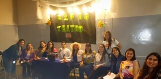 Noches de viento, amor que susurra: el IES C.J. Armstrong se reviste de radio teatro en la adaptación de la novela